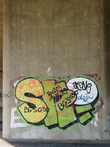 829533 Afbeelding van graffiti met verschillende teksten, op een pijler onder het viaduct van de A27 over de Bastionweg ...